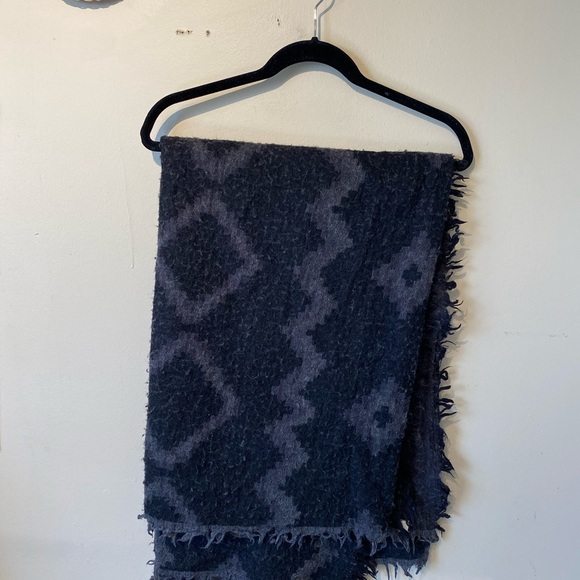 Aritzia wilfred diamond wool black/ gray scarf… - Picture 3 of 6